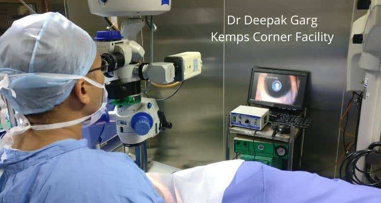 डॉ. दीपक गर्ग केम्प्स कॉर्नर सुविधा में मोतियाबिंद सर्जरी कर रहे हैं